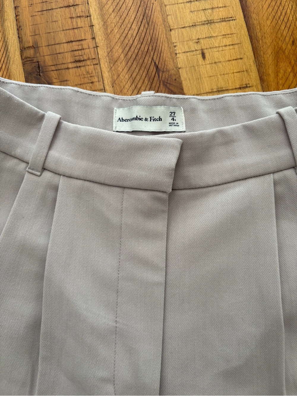 Abercrombie & Fitch Sloane Dress Pants in Light Taupe. 27R